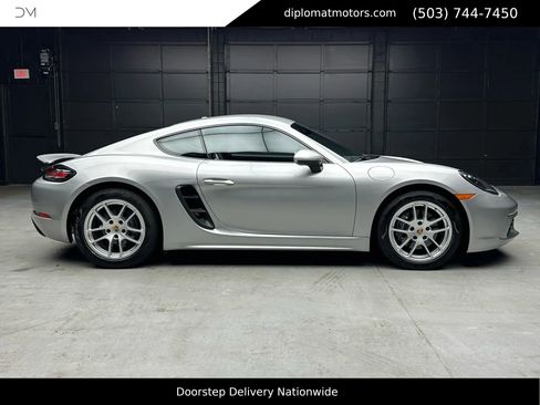 Used 2024 Porsche 718 Cayman w/ Premium Package image 8
