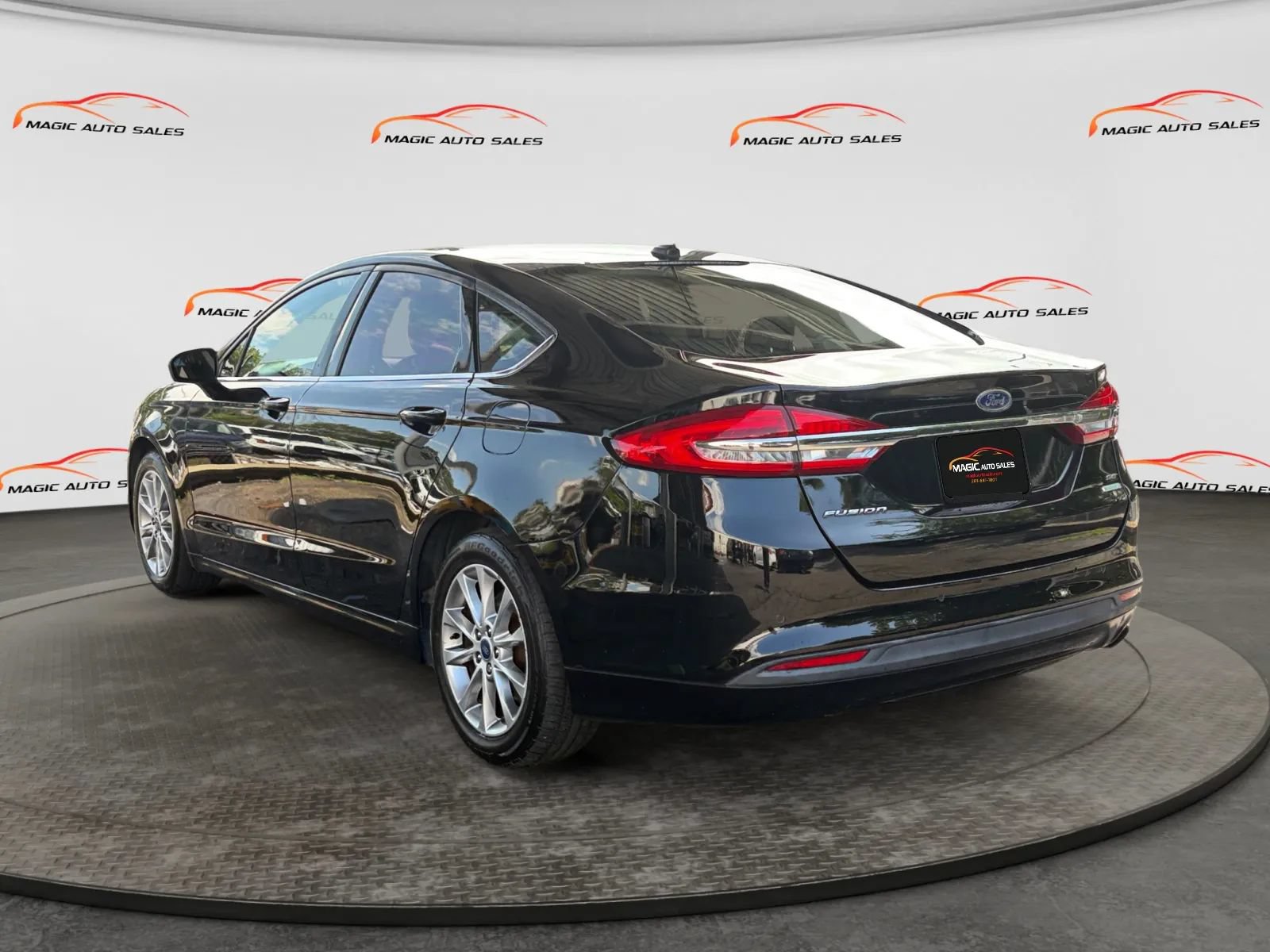 Used 2017 Ford Fusion SE w/ Fusion SE Technology Package FWD image 8