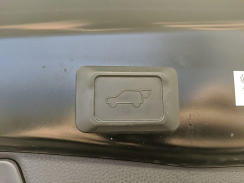 Used 2019 Toyota RAV4 XLE Premium image 10