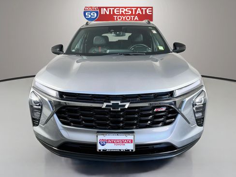 Used 2025 Chevrolet Trax RS w/ Driver Confidence Package FWD image 2