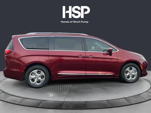 Used 2018 Chrysler Pacifica Touring-L image 6