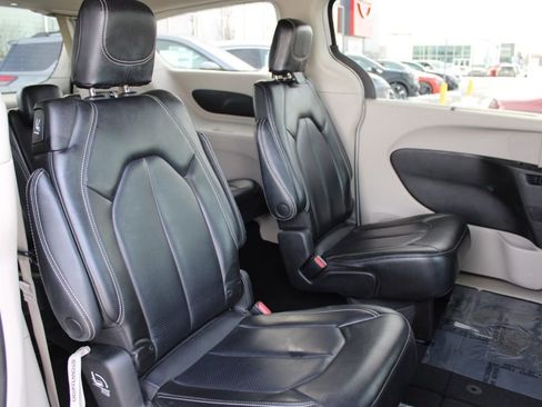 Used 2023 Chrysler Pacifica Touring-L image 21