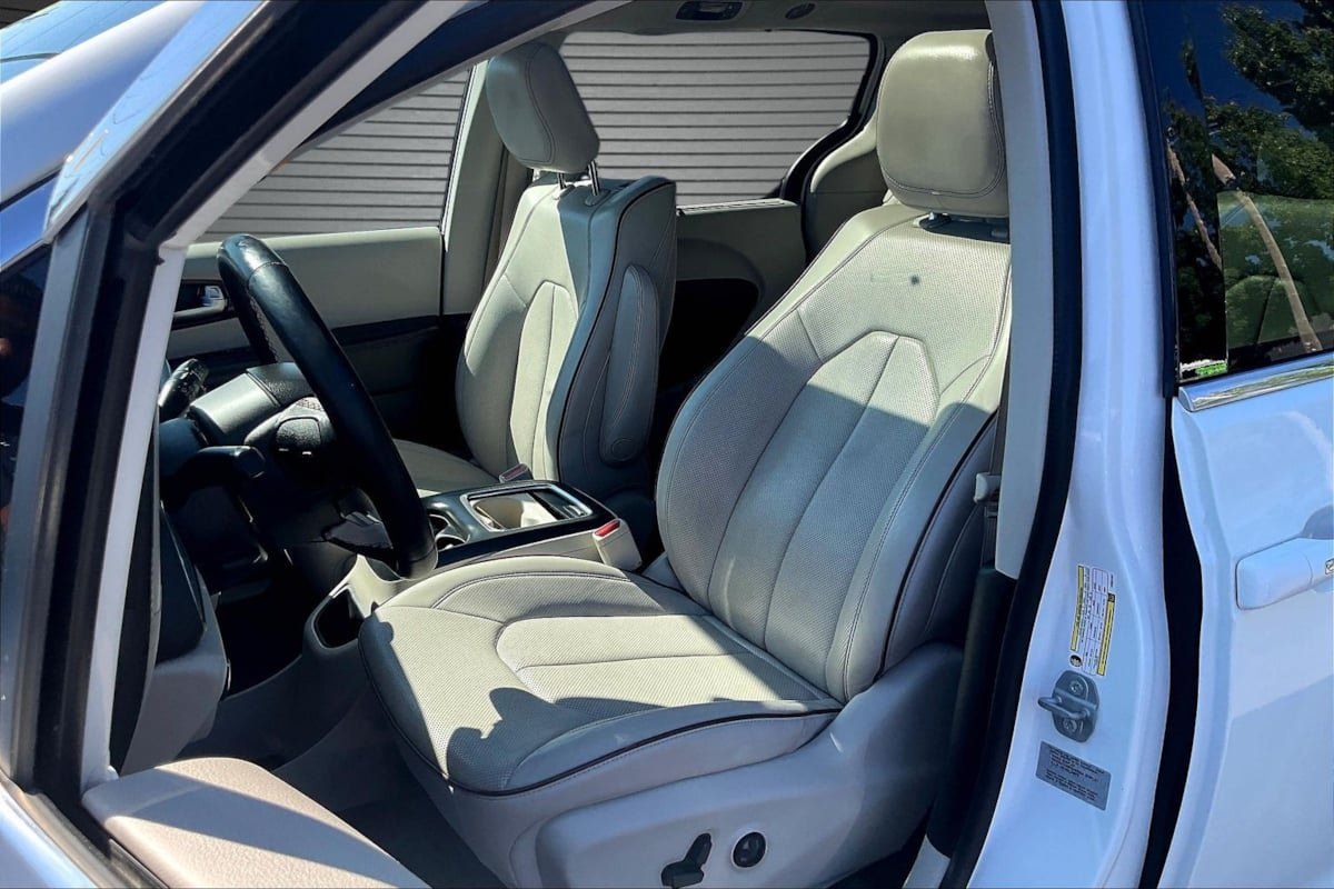 Used 2017 Chrysler Pacifica Limited w/ UConnect Theater Package FWD image 20
