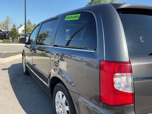 Used 2015 Chrysler Town & Country LX FWD image 5