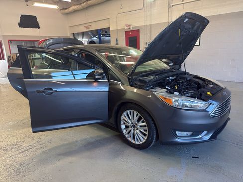 Used 2016 Ford Focus Titanium FWD image 9