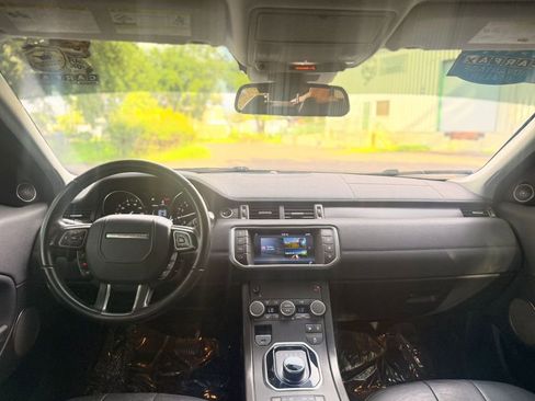 Used 2018 Land Rover Range Rover Evoque SE image 12