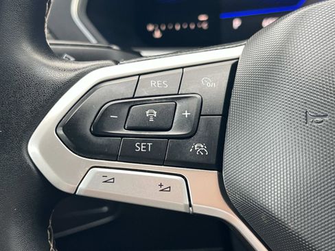 Certified 2022 Volkswagen Tiguan SE image 9