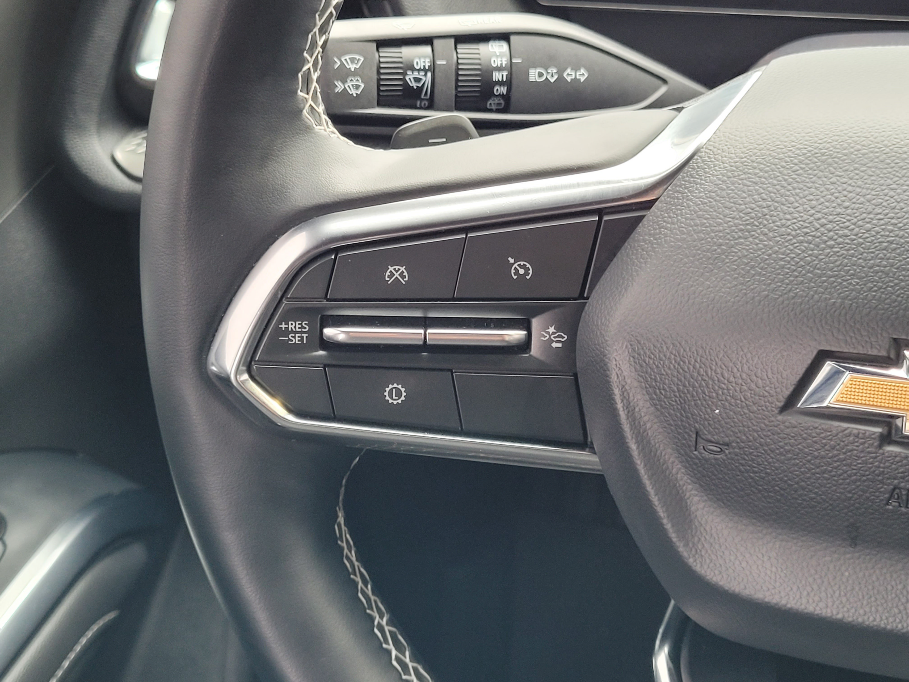 Used 2025 Chevrolet Traverse LT w/ Driver Confidence Package FWD image 14