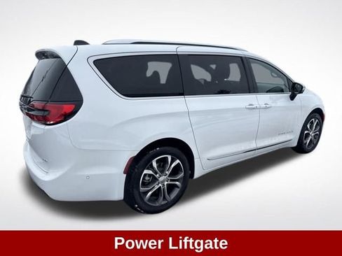 Used 2025 Chrysler Pacifica Pinnacle w/ Trailer Tow Group image 7
