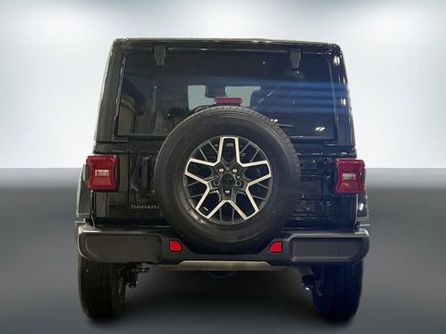 Used 2025 Jeep Wrangler Sahara image 4