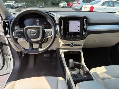Used 2022 Volvo XC40 T4 Momentum FWD image 18