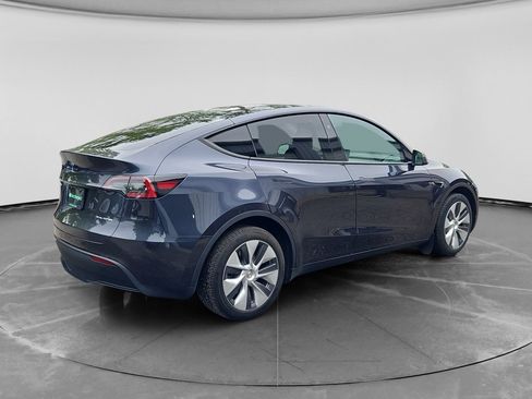 Used 2024 Tesla Model Y Long Range AWD/4WD image 3