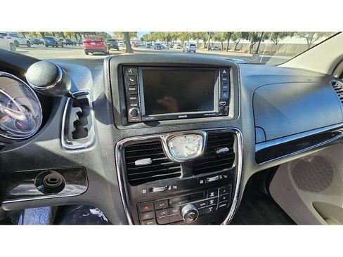 Used 2015 Chrysler Town & Country Touring image 28