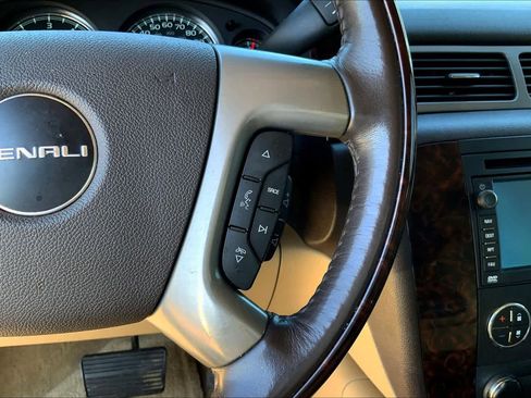 Used 2010 GMC Yukon XL Denali image 23