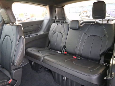 New 2026 Chrysler Pacifica Select image 21