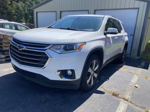 Used 2021 Chevrolet Traverse LT w/ LT Premium Package FWD image 3
