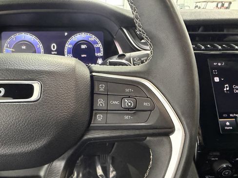 Used 2023 Jeep Grand Cherokee L Laredo image 30