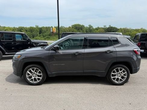 Used 2024 Jeep Compass Latitude AWD/4WD image 6