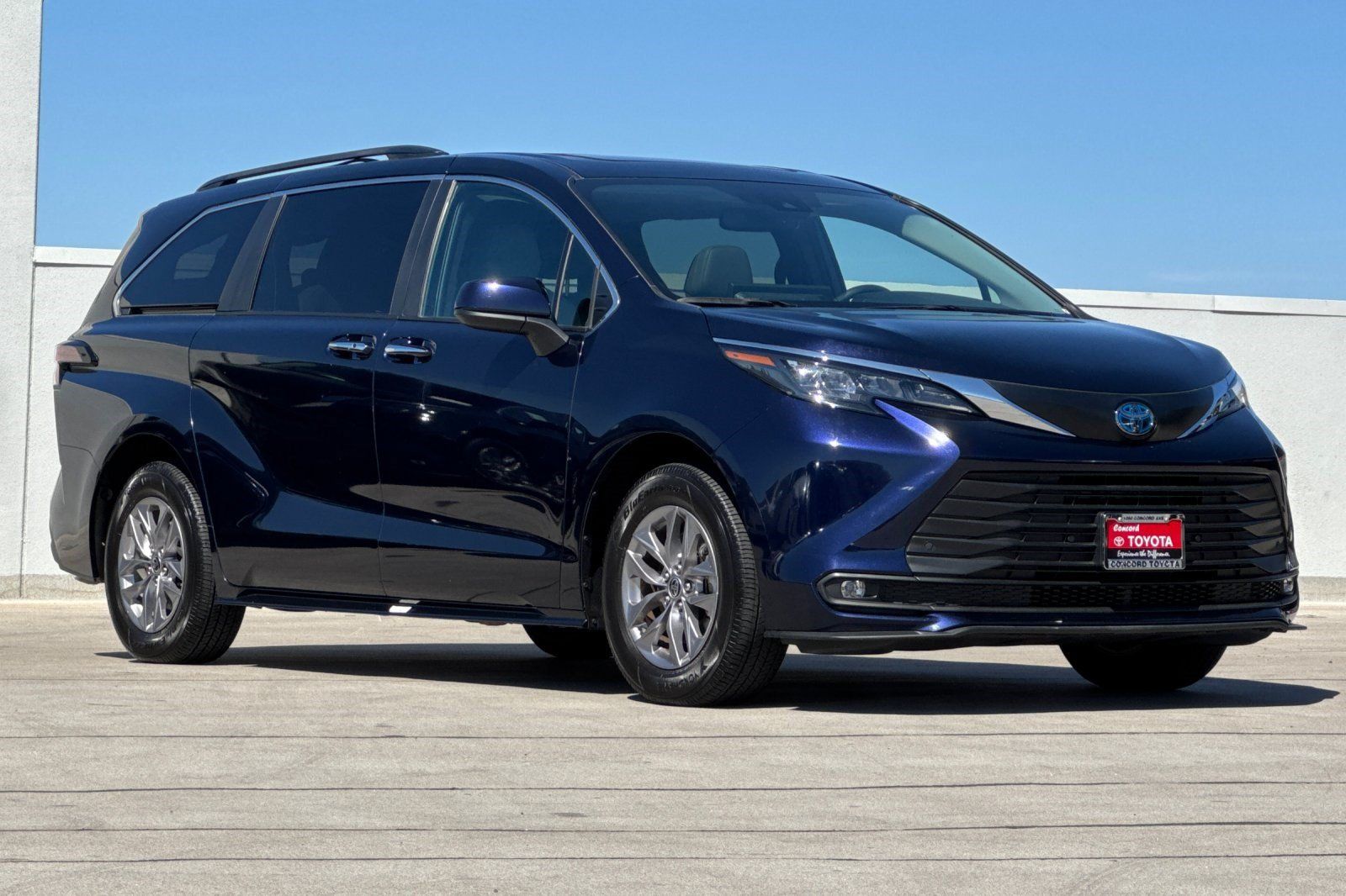 Used 2025 Toyota Sienna XLE FWD image 7