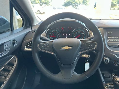 Used 2017 Chevrolet Cruze LT image 10