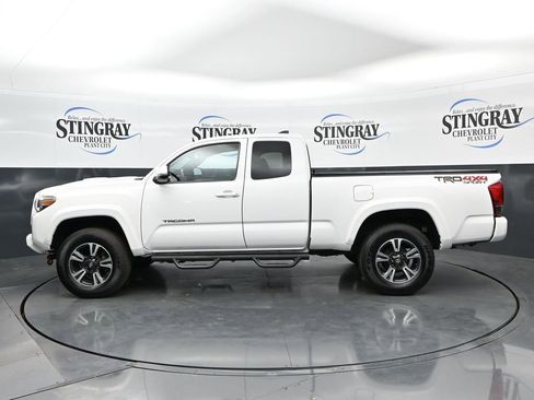 Used 2017 Toyota Tacoma TRD Sport w/ Tow Package (A/T) AWD/4WD image 4
