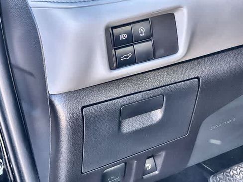 Used 2024 Toyota Highlander LE image 29