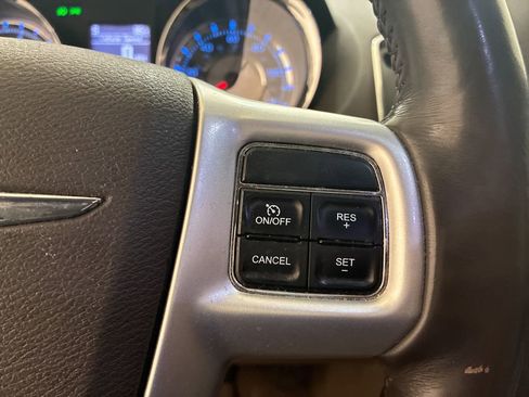 Used 2016 Chrysler Town & Country Touring w/ Driver Convenience Group FWD image 20