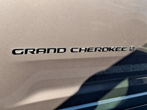 Used 2023 Jeep Grand Cherokee Altitude AWD/4WD image 11