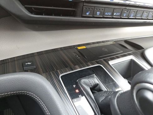 Used 2021 Toyota Sienna Limited image 18