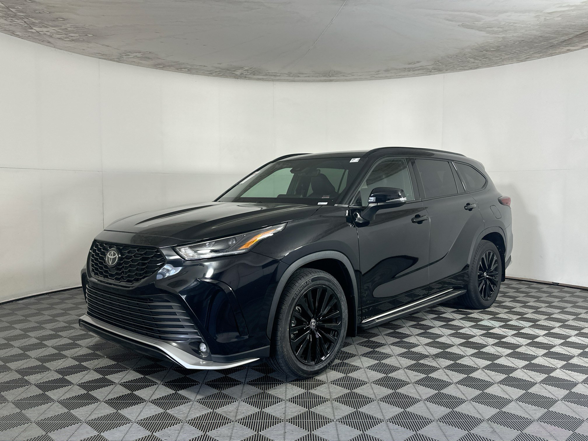 Used 2024 Toyota Highlander XSE FWD image 7
