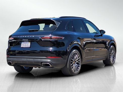 Used 2022 Porsche Cayenne w/ Premium Package image 3