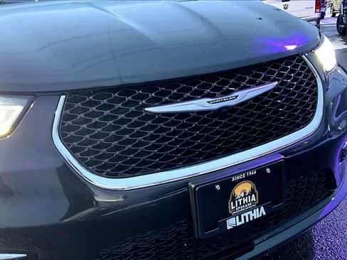 Used 2024 Chrysler Pacifica Select image 33