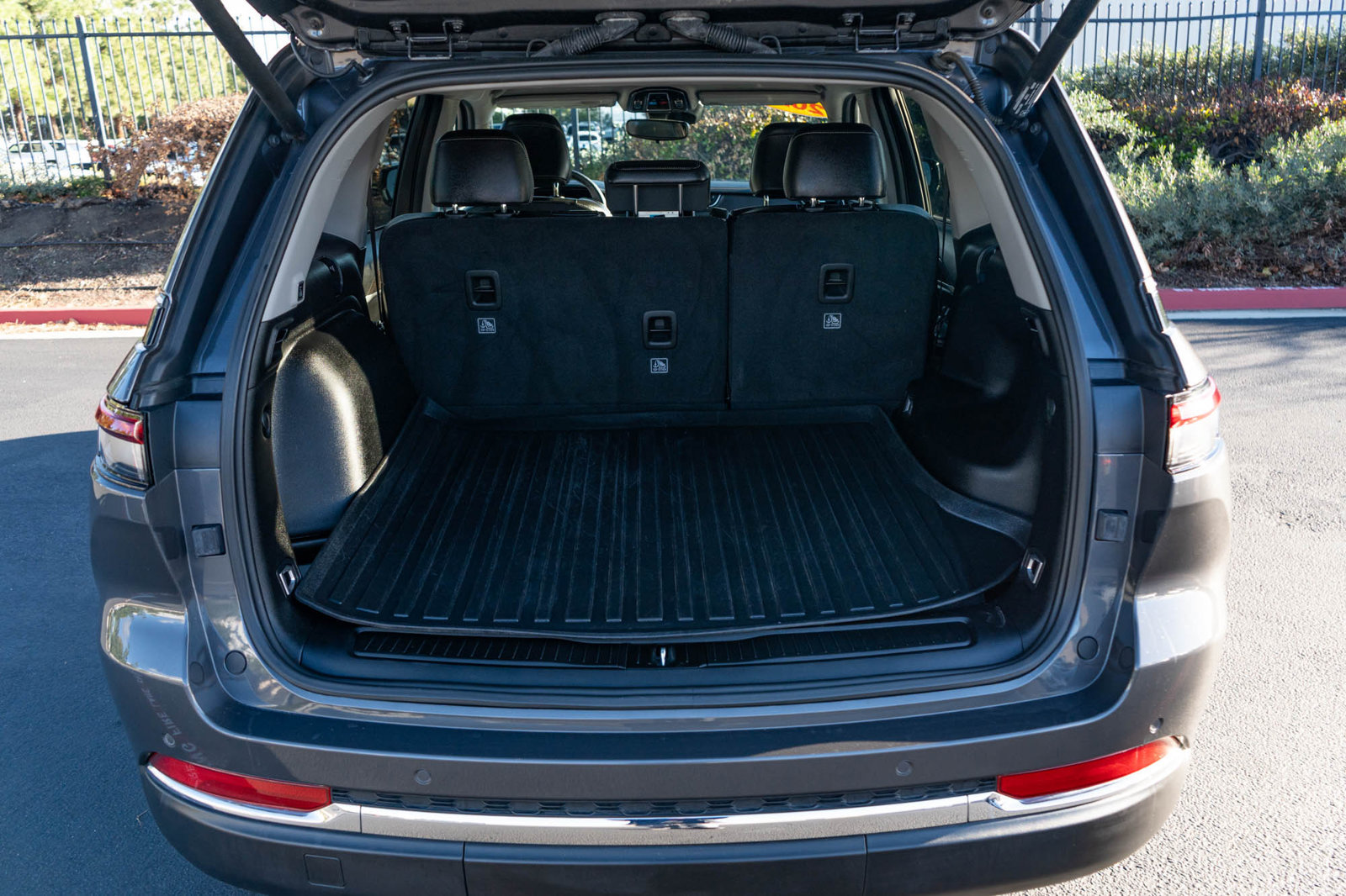 Used 2022 Jeep Grand Cherokee Limited w/ Trailer Tow Prep Group (B) RWD image 23
