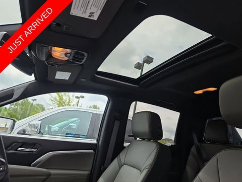 Used 2025 Chevrolet Colorado ZR2 w/ Midnight Edition AWD/4WD image 3