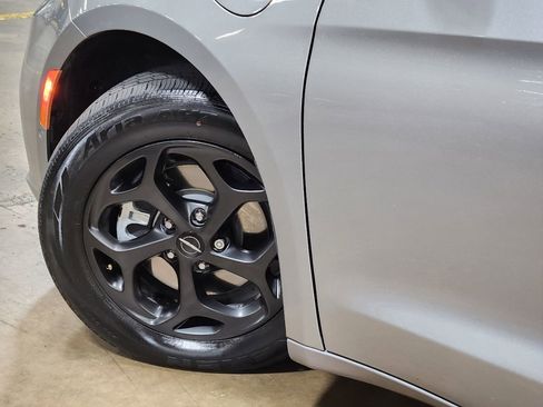 Used 2021 Chrysler Pacifica Touring-L w/ S Appearance Package image 23