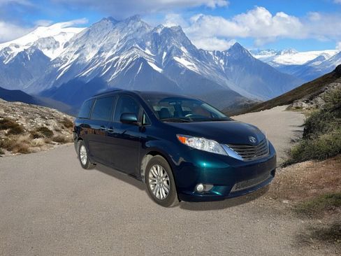 Used 2012 Toyota Sienna XLE image 7