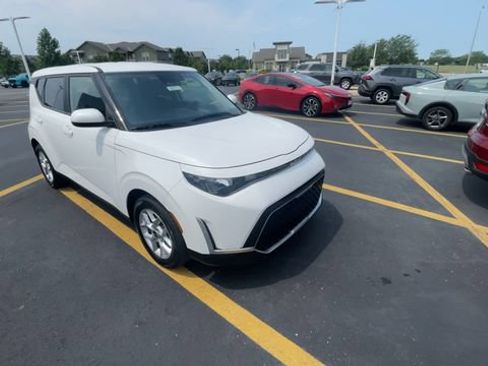 Used 2025 Kia Soul LX w/ LX Technology Package FWD image 4