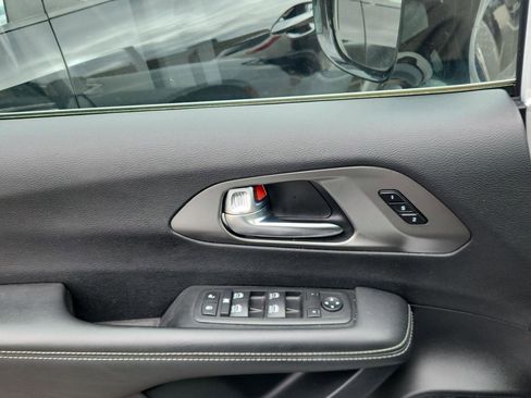 Used 2025 Chrysler Pacifica Select FWD image 12