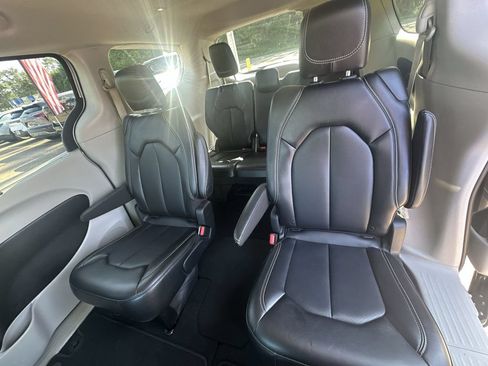 Used 2024 Chrysler Pacifica Touring-L FWD image 26