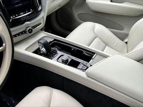 Certified 2023 Volvo XC60 B5 Plus w/ Climate Package image 15