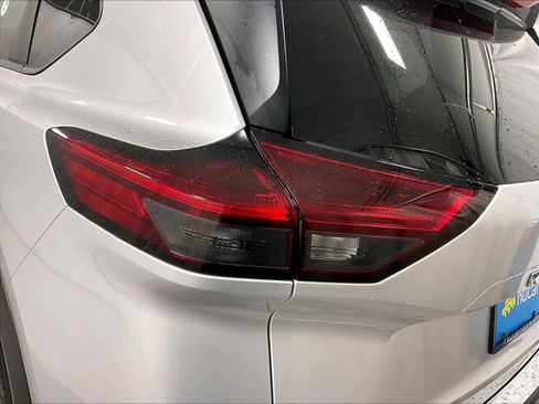 Used 2022 Nissan Rogue SV image 33