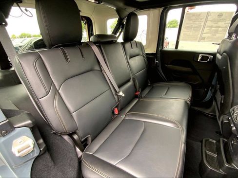 Used 2024 Jeep Wrangler Unlimited Sahara w/ Technology Group AWD/4WD image 19