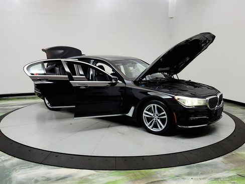 Used 2017 BMW 740i image 10