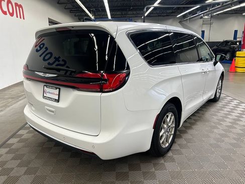 Used 2024 Chrysler Pacifica Touring-L FWD image 8