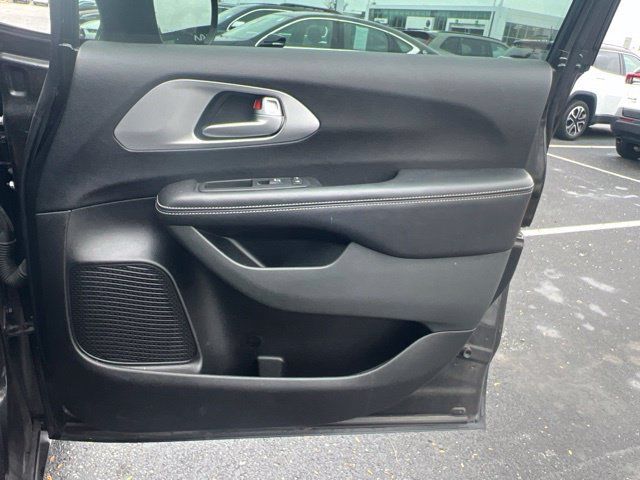 Used 2018 Chrysler Pacifica Touring-L Plus w/ S Appearance Package FWD image 37