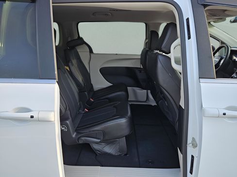 Used 2023 Chrysler Pacifica Touring-L image 14