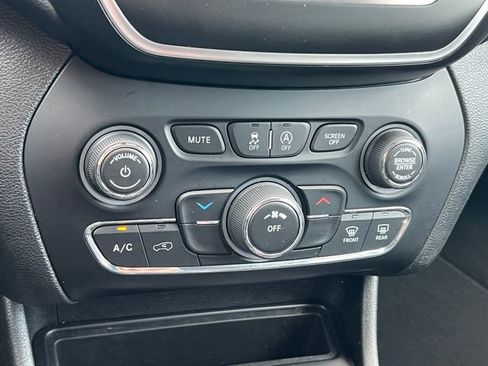 Used 2019 Jeep Cherokee Latitude Plus AWD/4WD image 26