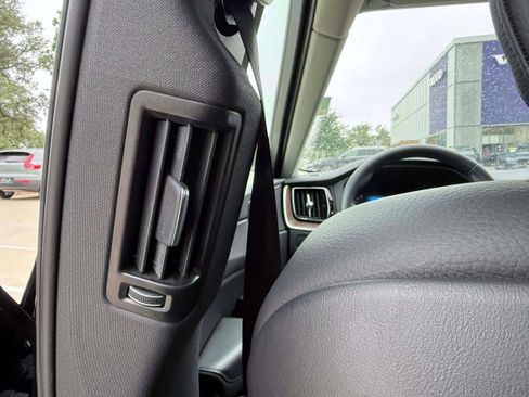 Certified 2023 Volvo XC60 B5 Plus AWD/4WD image 17