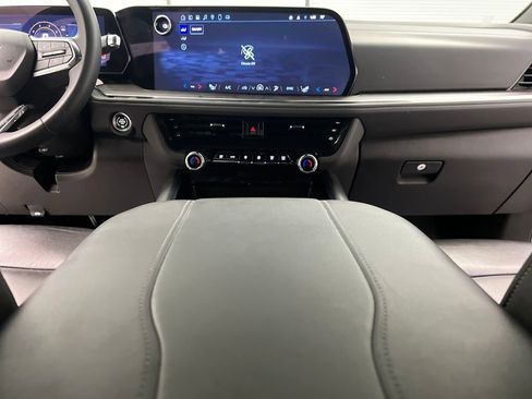 Used 2025 Chevrolet Suburban Z71 image 43