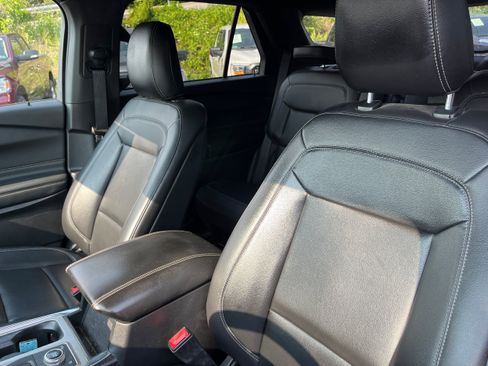 Used 2020 Ford Explorer XLT w/ Equipment Group 202A AWD/4WD image 8